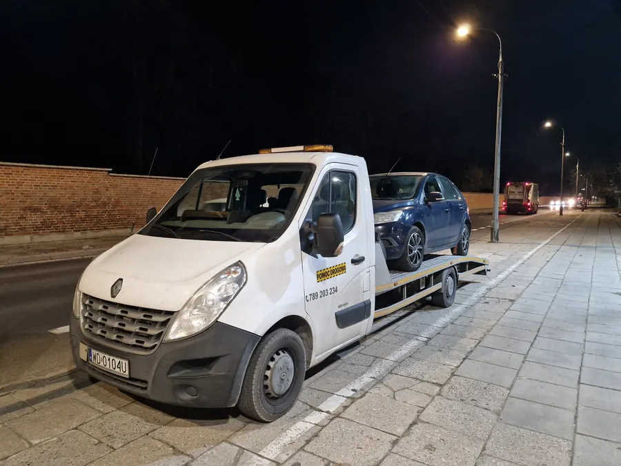 Holowanie auta po kolizji w Warszawie